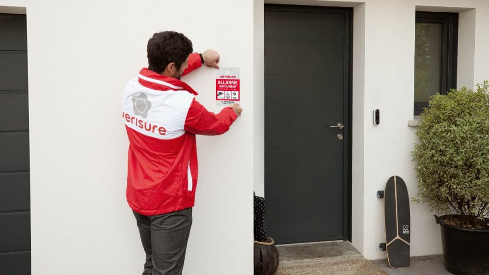 esperto di sicurezza verisure installa antifurto per porta blindata