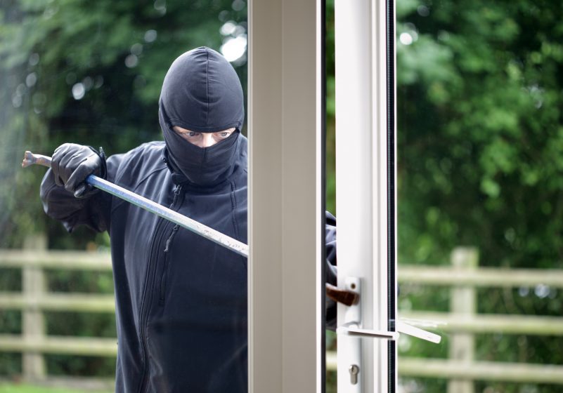 I ladri nei furti in appartamento entrano scassinando le finestre. Dove nascondere i soldi in casa in queste situazioni?