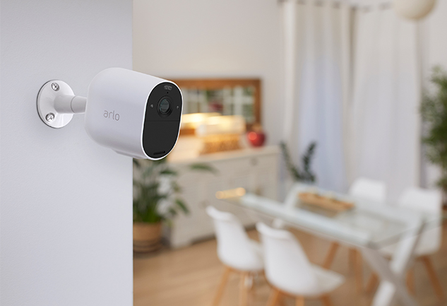 Una telecamera di videosorveglianza Verisure sorveglia un salotto